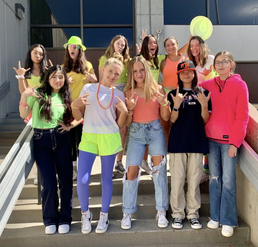 Sophomores+got+into+the+spirit+of+Neon+Day+on+Sept.+22.
